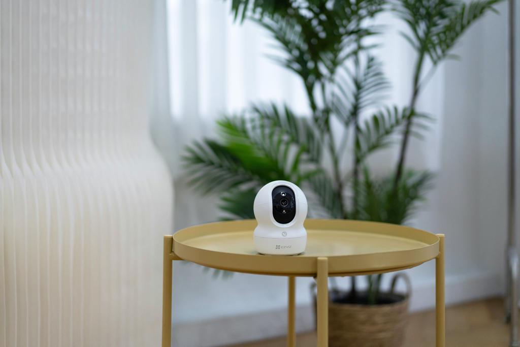 EZVIZ CP1 Pro 2MP Smartphone Compatible Pet Camera 1080P Color Night Vision Automatic Tracking Security Camera Indoor Alexa Compatible Japanese