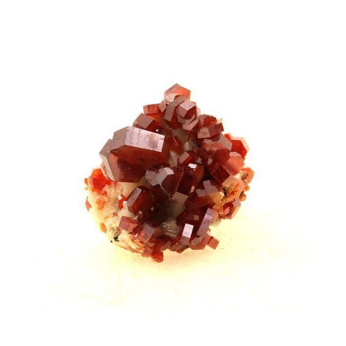 Pierres et Minéraux. Vanadinite. 65.5 ct. Mibladen Mining District, Midelt, Maroc.
