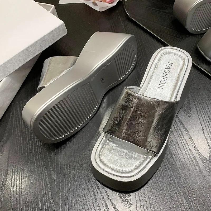 Модные женские сандалии в японском стиле, повседневные летние модные серебристые туфли на танкетке, сандалии на платформе высотой 5–8 см 2024 г.