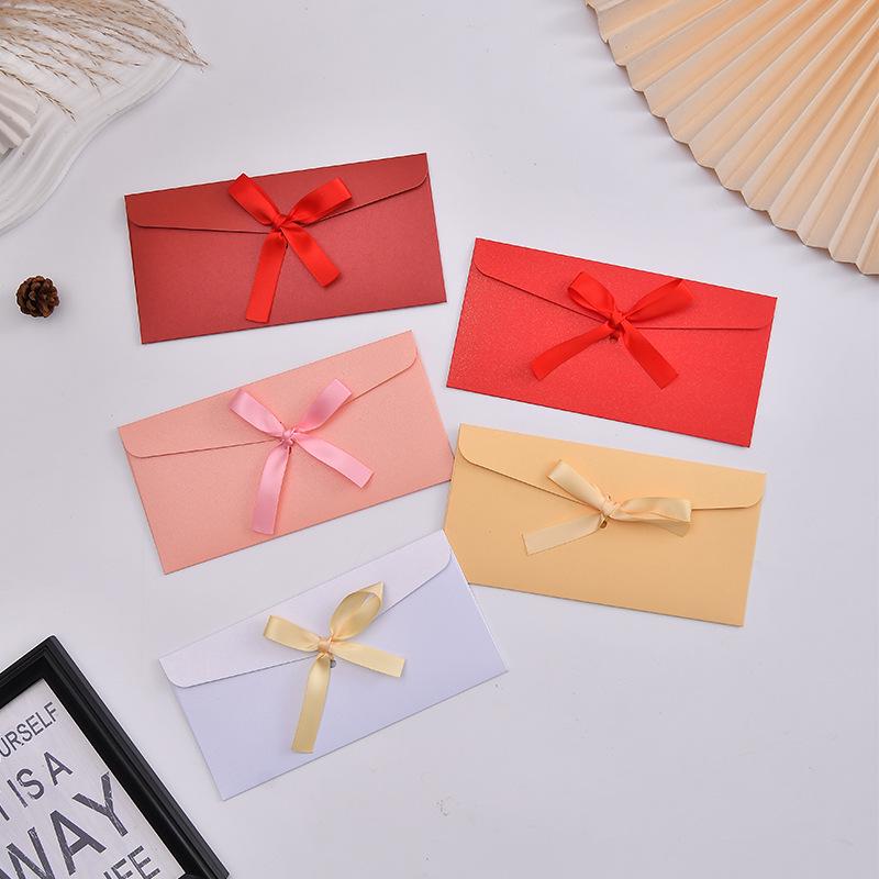 Перламутровый бант из ленты, подарочный конверт и приглашение с печатью логотипа на заказ