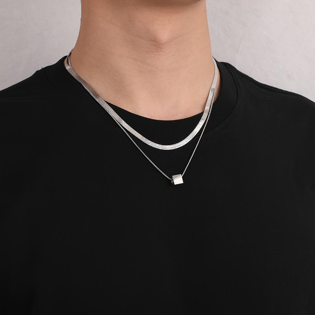 Minimalist double-layer titanium steel small square pendant necklace for men and women, cool and simple style, suitable for layering as a collarbone