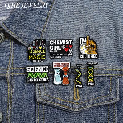 Наука Химик Серия Эмалевые Значки На Заказ Мензурка Микроскоп Броши Декоративные Рюкзак Одежда Лацкан Значок Ювелирные Изделия Подарки Значки
