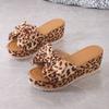 Европейские и американские тапочки с толстой подошвой и бантом для внешней торговли, женские тапочки с леопардовым принтом, односимвольный скошенный каблук, классные тапочки