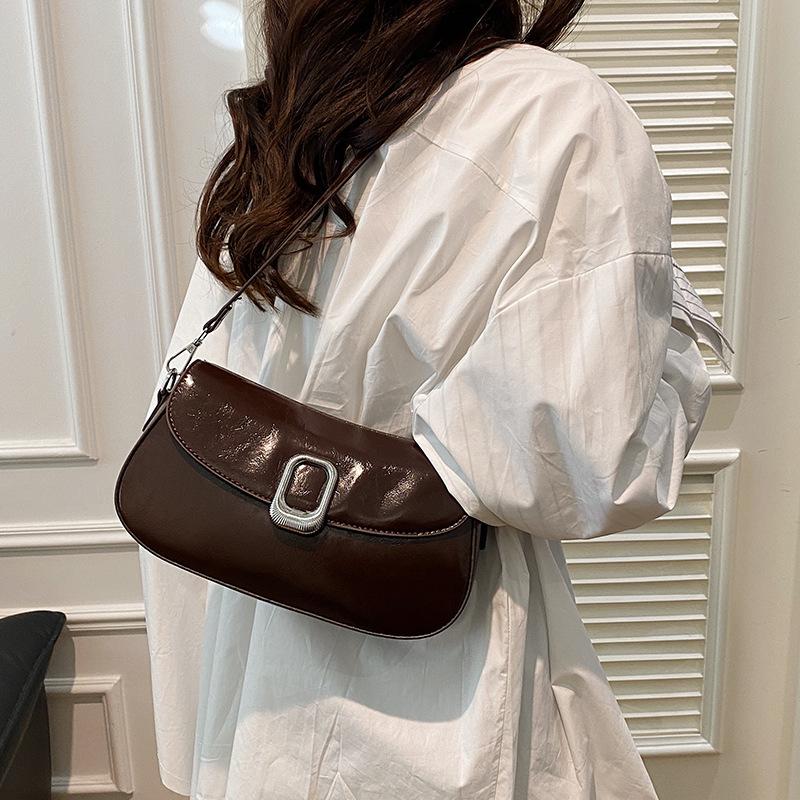 В этом году популярны модные и фактурные сумки под мышками, простые и ретро-сумки через плечо, нишевые и универсальные темпераментные сумки-мессенджеры.