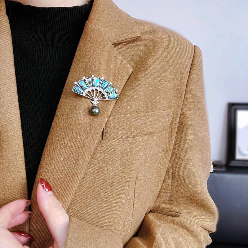 Брошь-веер из ракушек-абалонов в дворцовом стиле с позолоченной медью, инкрустацией из циркония и жемчужными акцентами