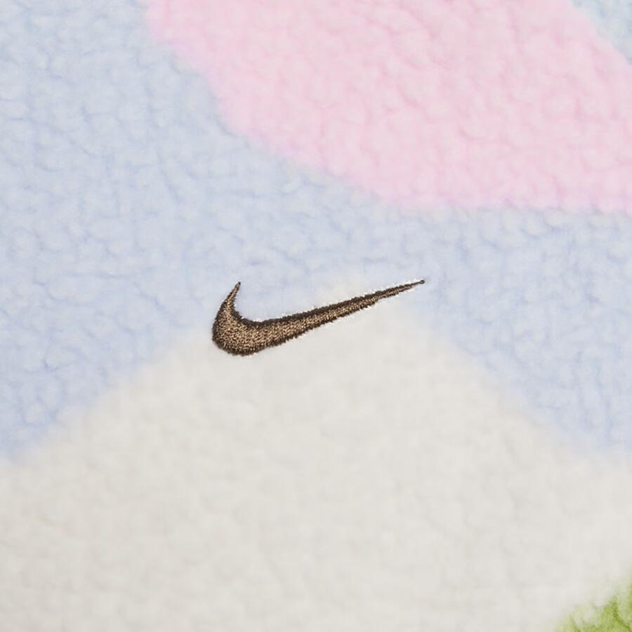 Nike Женская флисовая куртка Nike NSW CNY Год Лошади с молнией до середины, цвет: Светло-синий (Light Armory Blue), артикул: IQ3822-407