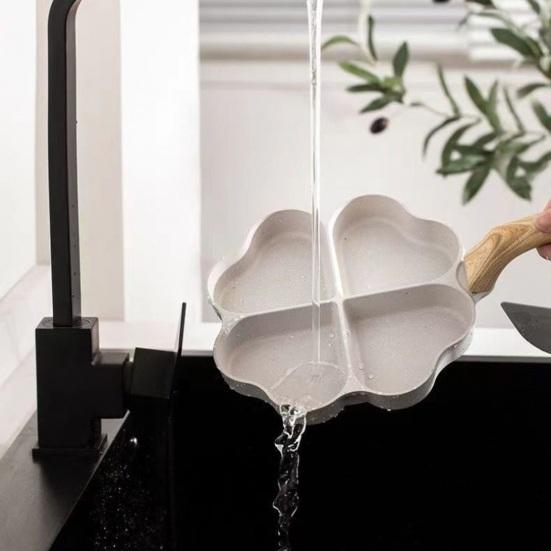 Omelette Pan 4-Cup Non-Stick Egg Frying Mold Heart-Shaped Mini Cooker Pan with Wooden Handle