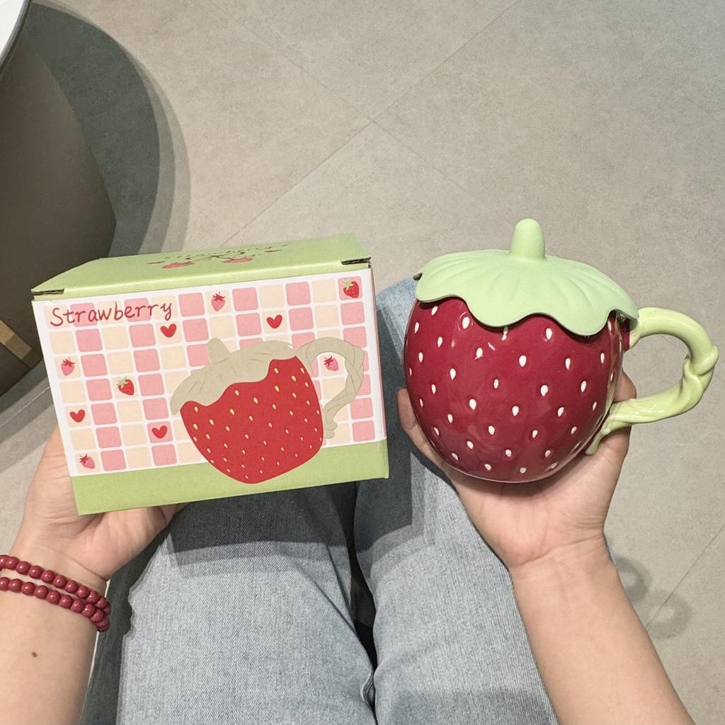 Кружка с клубникой и крышкой, высококачественная креативная чашка, керамическая кружка для воды, нишевый дизайн, подарок на день рождения, сувенир