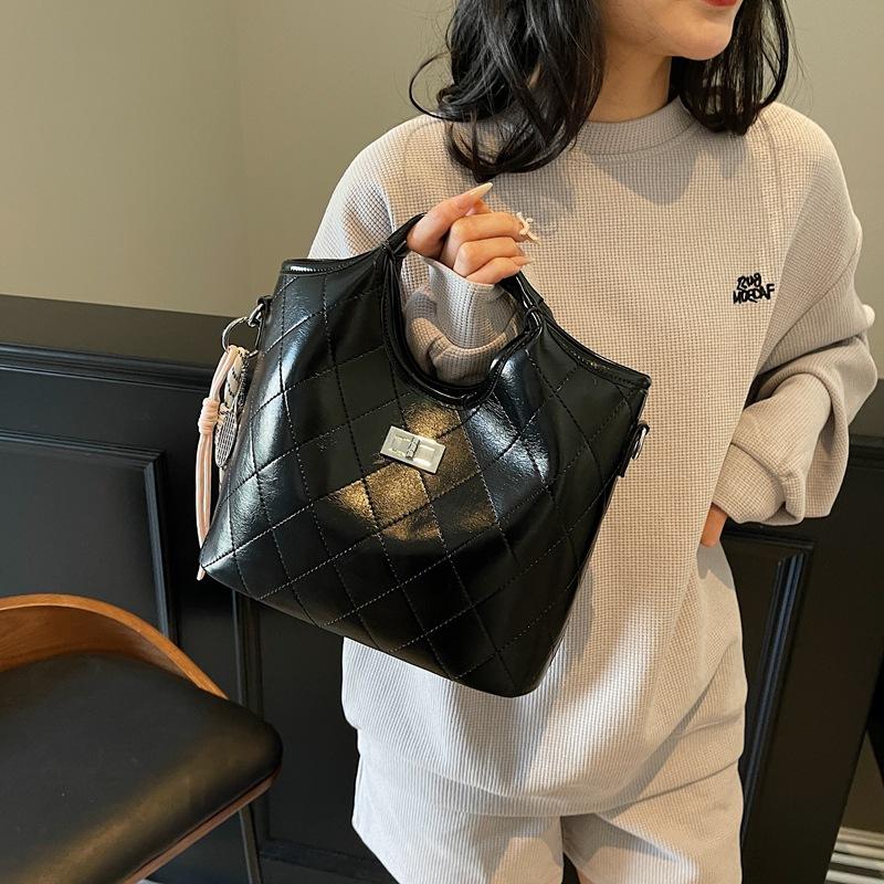 Ретро сумка женская большой вместимости 2025 новая весна и лето повседневная на плечо бриллиантовая сумка-тоут для поездок