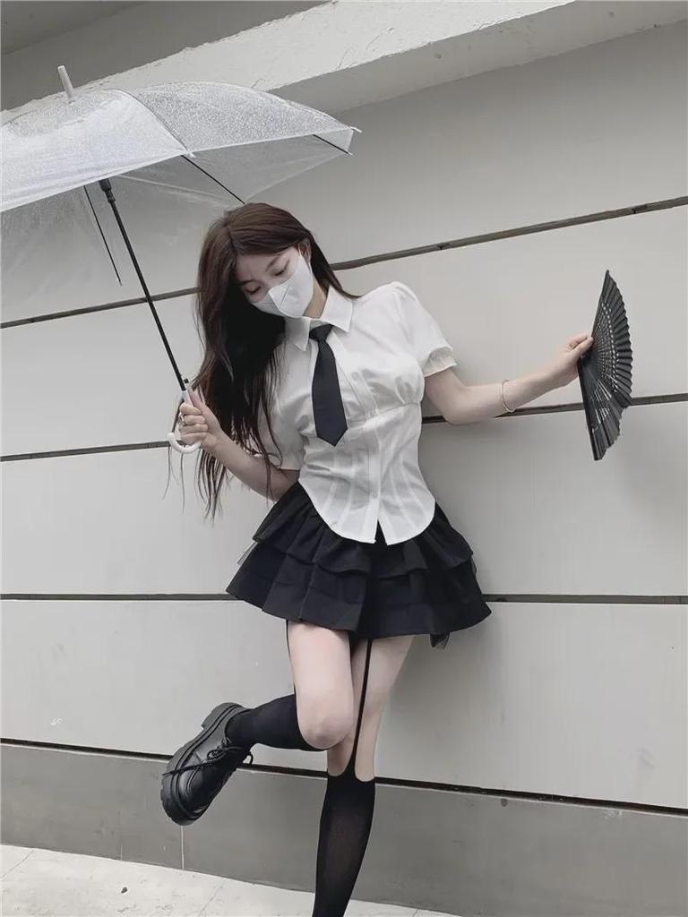 Женская миниатюрная черная юбка А-силуэта с высокой талией и бедрами - стиль колледжа, лето 2025 г.