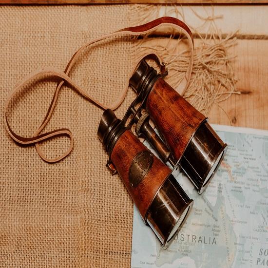 Винтажный бинокль с кожаным футляром