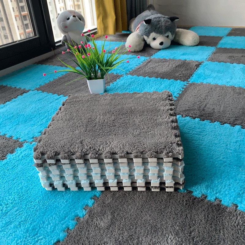 Мягкий тканевый клетчатый коврик для пола серого и бежевого цвета с соединяющимися плитками