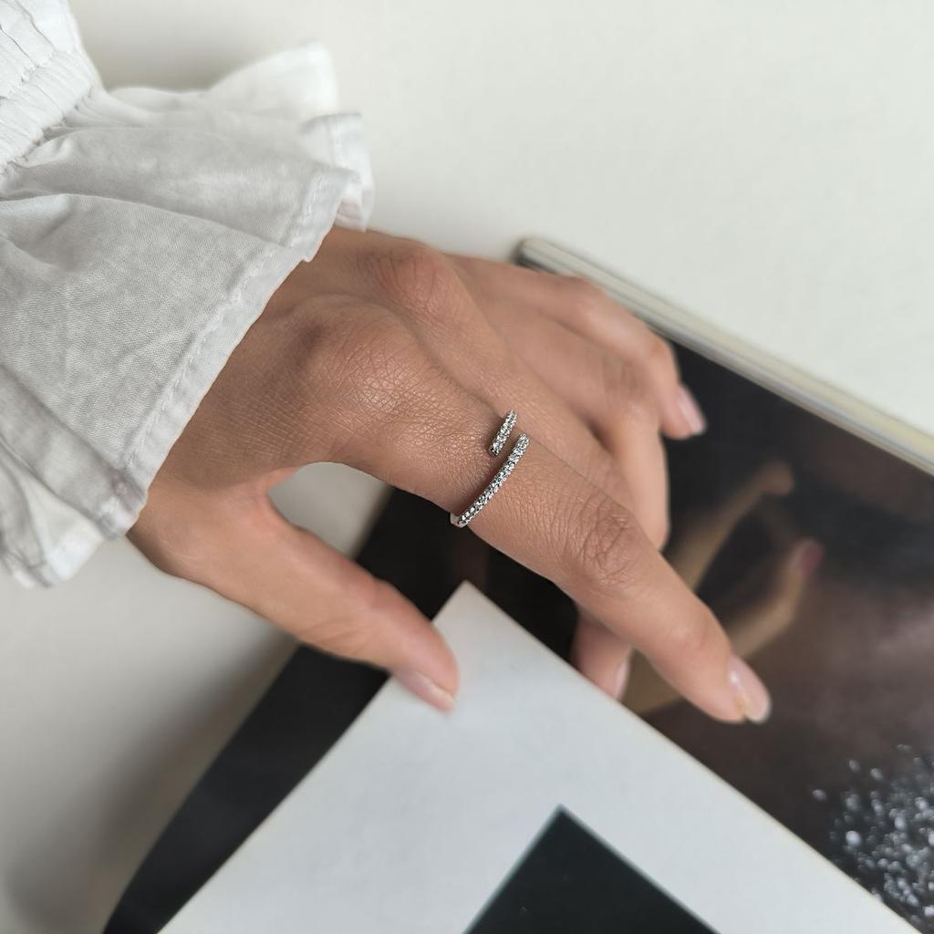 Серебряное кольцо с фианитами, вес изделия 2,02 гр (2192794)