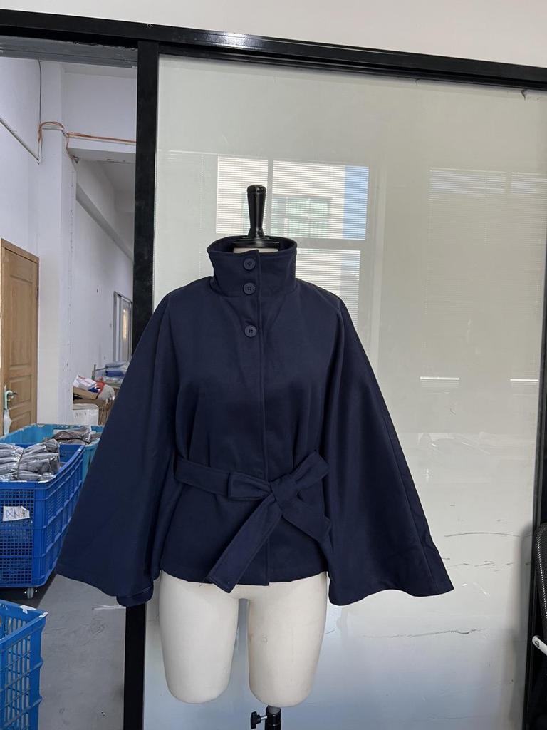 Женское короткое шерстяное пальто-накидка 2025 года с воротником-стойкой и поясом