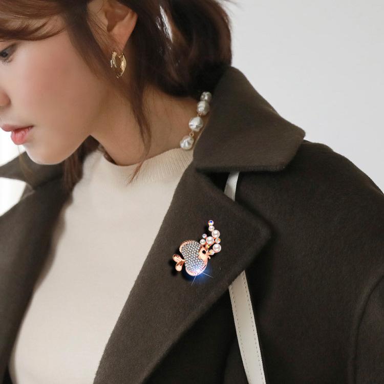 Брошь в виде рыбки-пузырька с жемчугом, симпатичная, инкрустированная бриллиантами, женская, антибликовая, булавка, фиксированная, аксессуары для одежды
