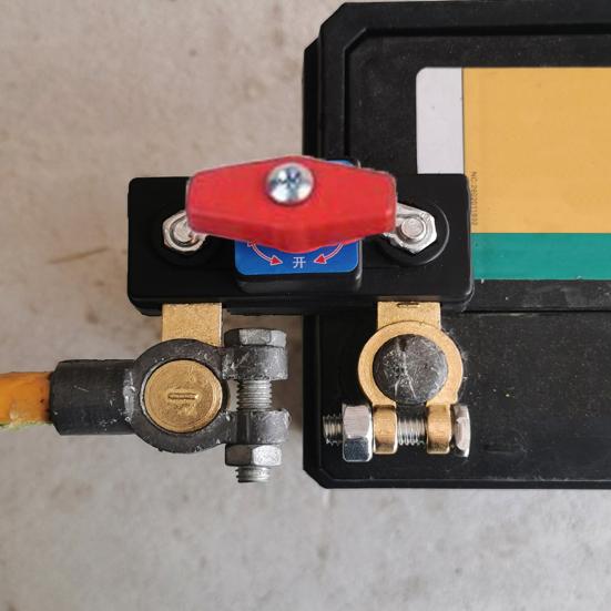 Car Battery Power Cut-Off Switch Breaker 12V/24V Battery Disconnect Switch Universal Power Cut Off with Rotating Terminals for Cars Trucks &