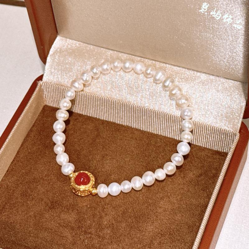 New Chinese-style red bead and pearl bracelet, a sophisticated and unique design, perfect as a birthday gift for a close female friend or girlfriend
