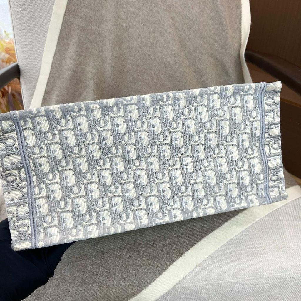 [Pre-Owned] Book Tote Large Capacity Oblique Handcrafted All Over Print Embroidered Canvas Shoulder Tote Bag - Excellent #7V7RMT