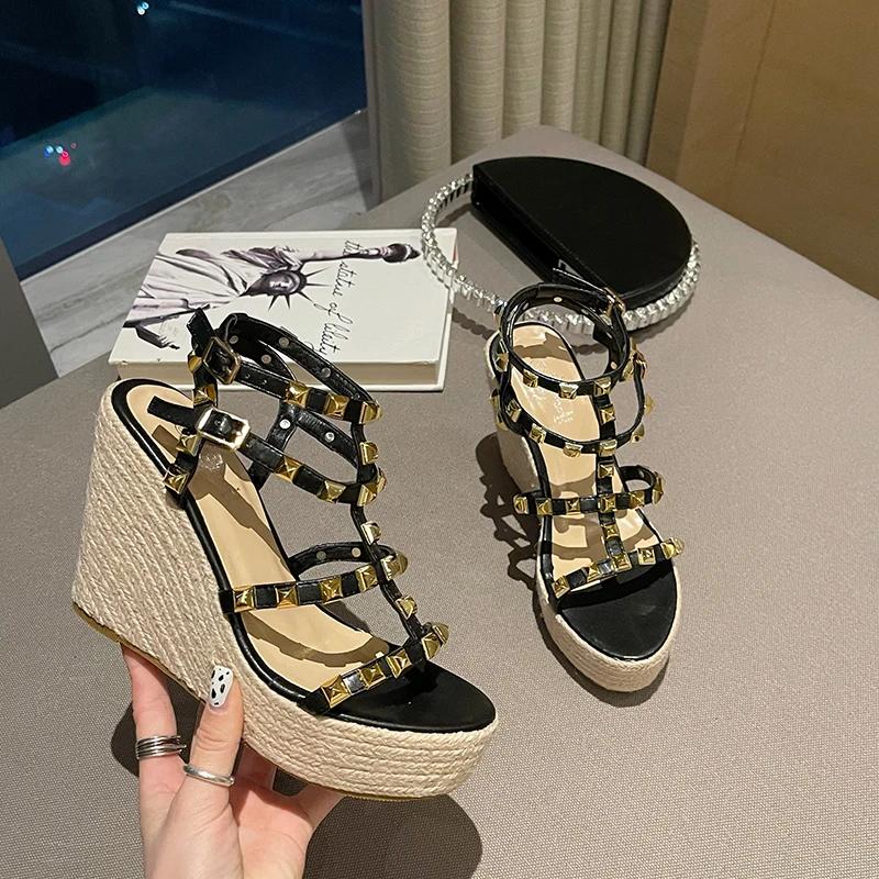 Женские босоножки на танкетке с заклепками, открытым носком и ремешком на щиколотке, женские босоножки на танкетке на платформе, высокие каблуки, плетеные из римской ротанговой травы