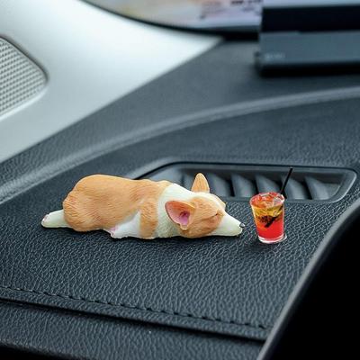 Милый автомобильный аксессуар с миниатюрной смоляной фигуркой корги и напитком. Спящий корги. Украшение приборной панели автомобиля. Забавный декор зеркала заднего вида с собакой.