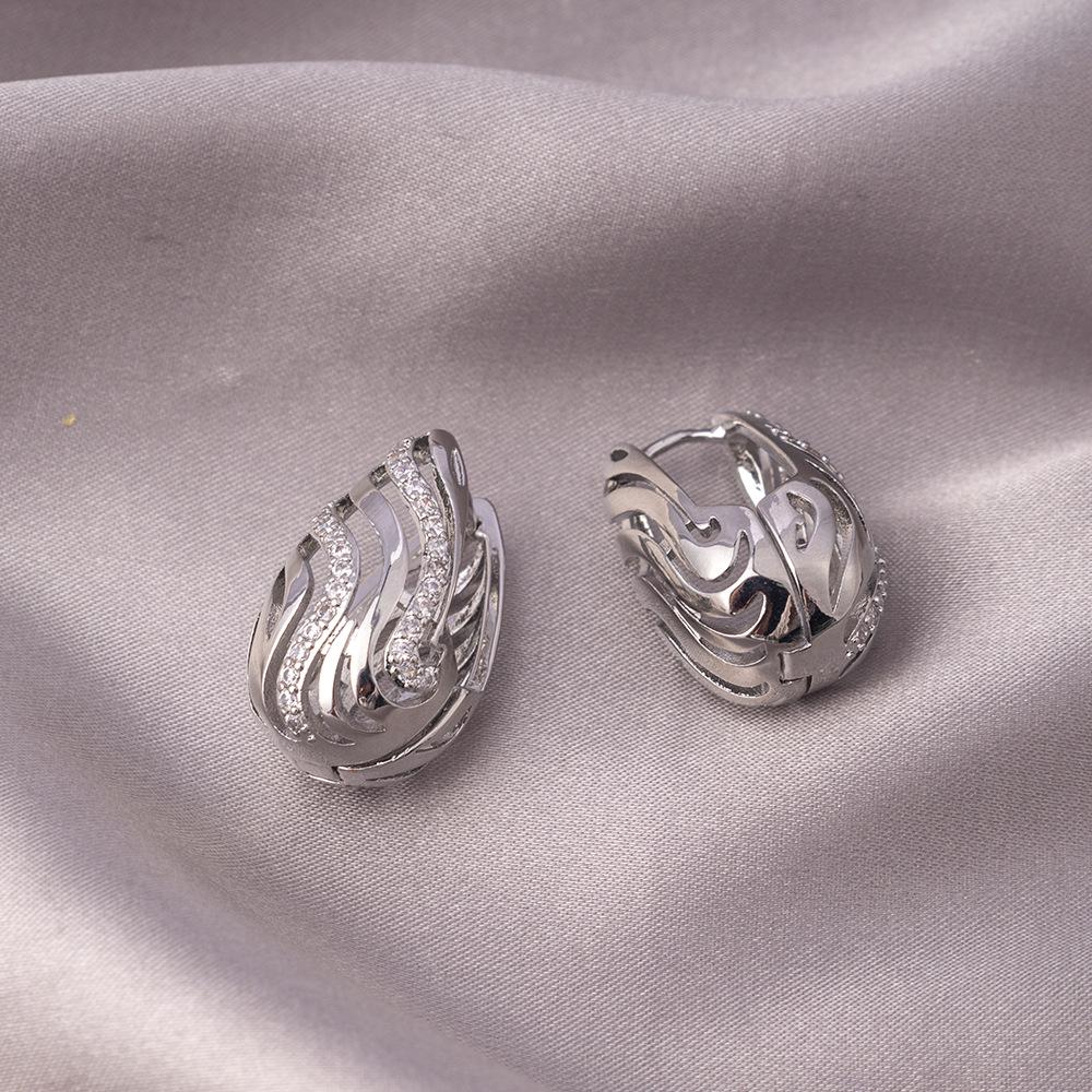 Серьги-иглы из серебра 925 пробы: Легкая роскошь, высококлассные пусеты и универсальный нишевый дизайн в виде колец для работы и стиля