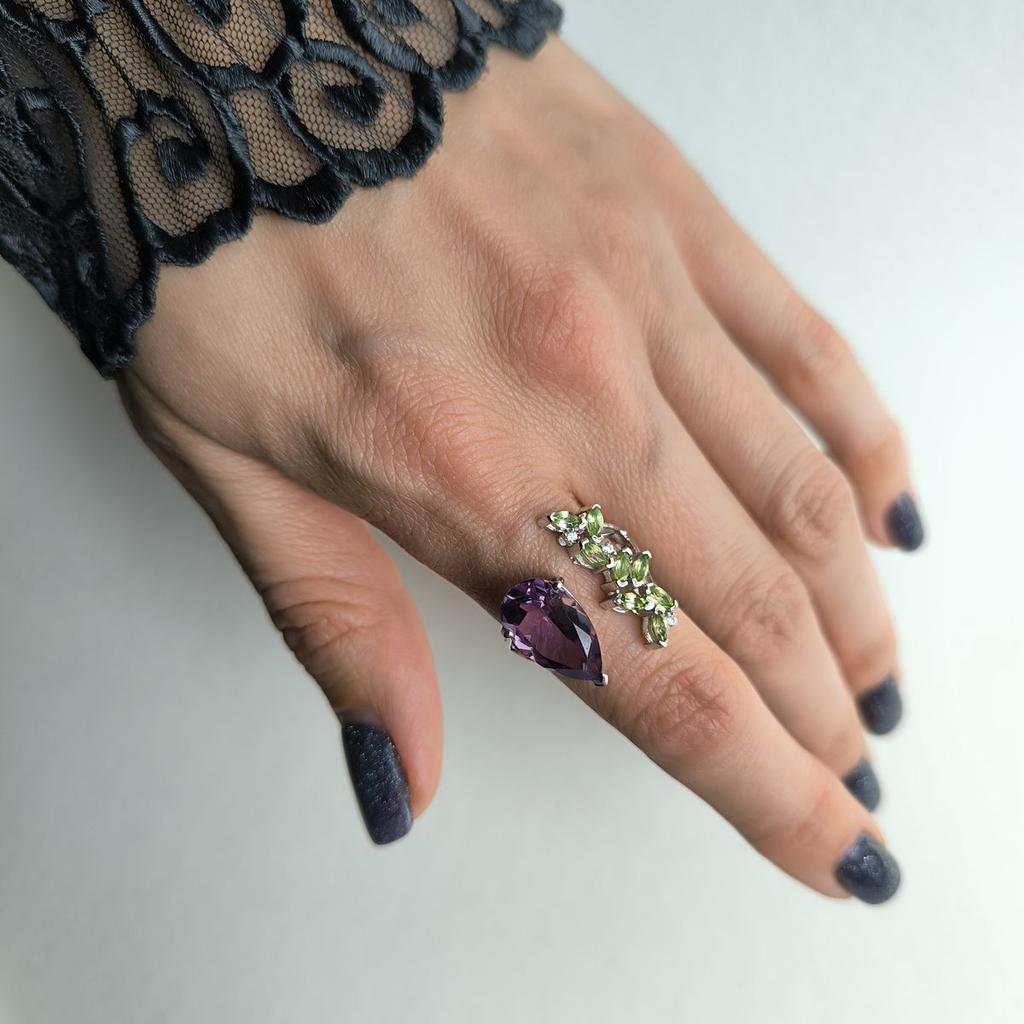 Серебряное кольцо с натуральным аметистом, хризолітом, вес изделия 4,18 гр (2183358)