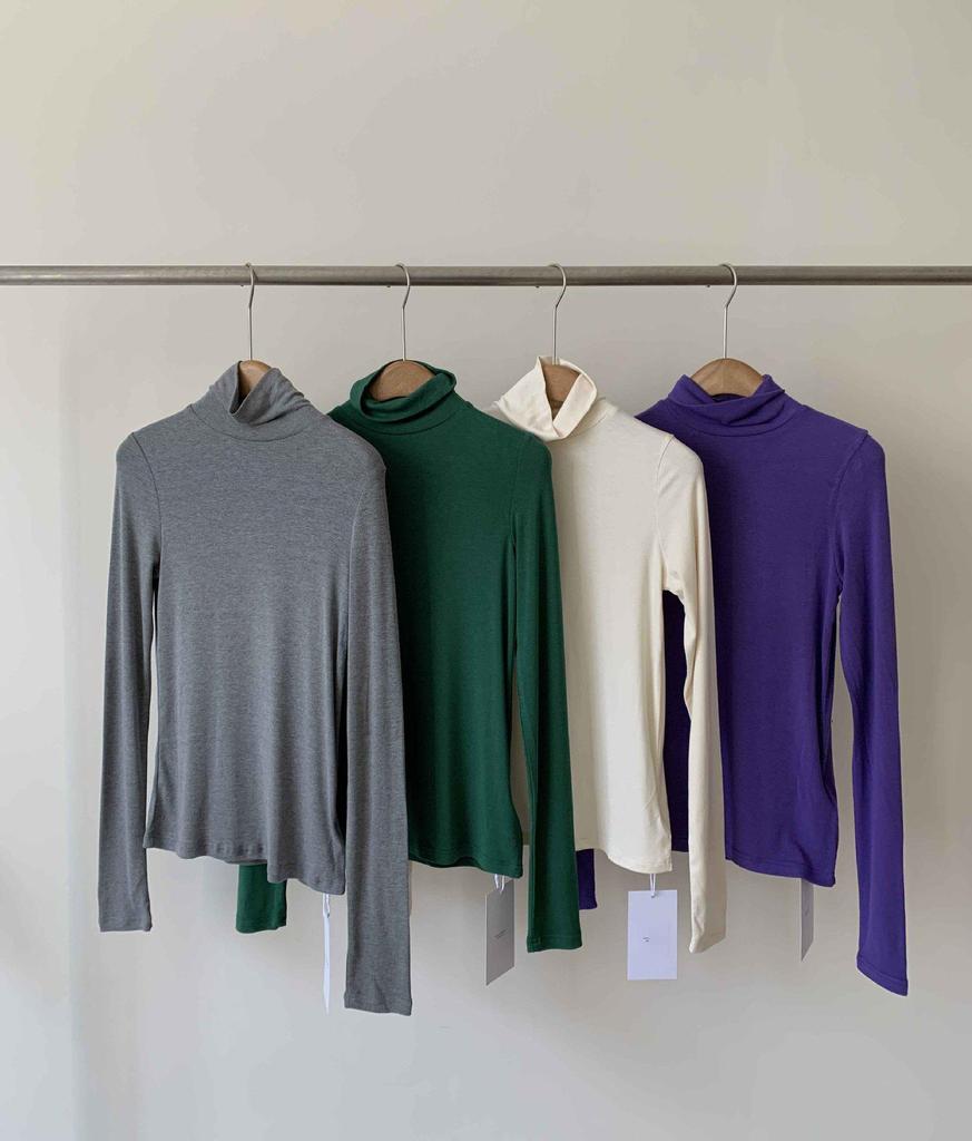 Женский однотонный топ с высоким воротником и длинными рукавами - мягкий, универсальный, базовый на осень