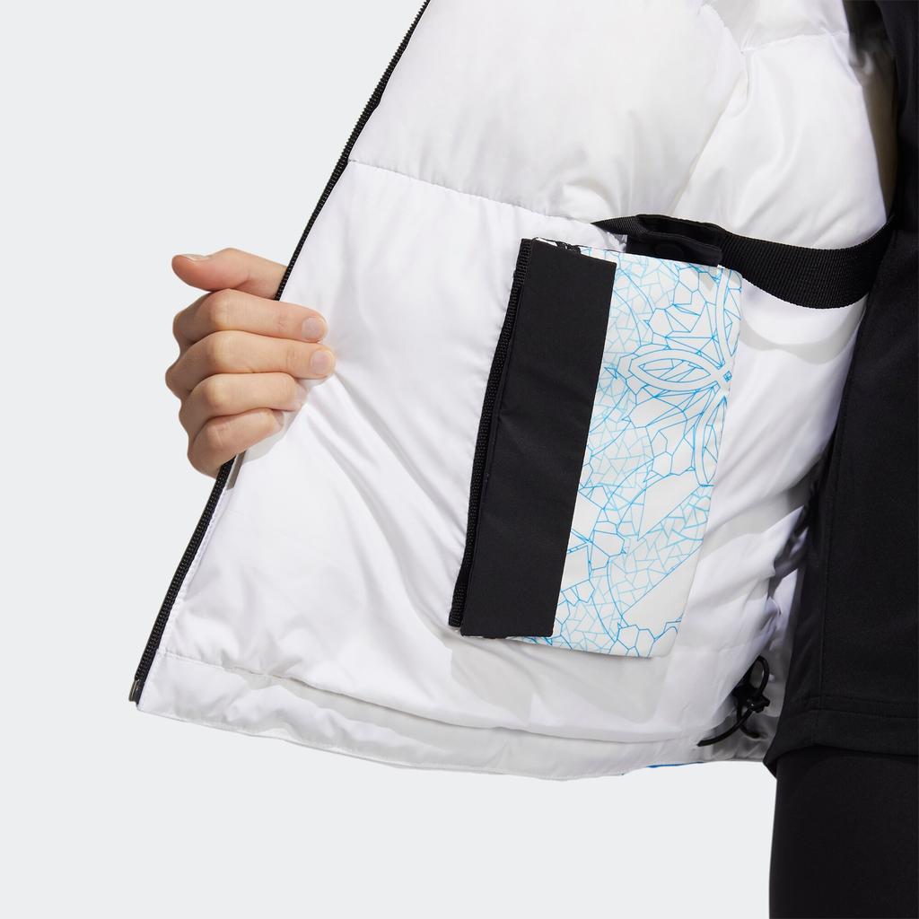 Adidas Зимняя пуховая куртка с капюшоном с цветными блоками и наполнителем из утиного пуха. Женская верхняя одежда белого цвета HC0282