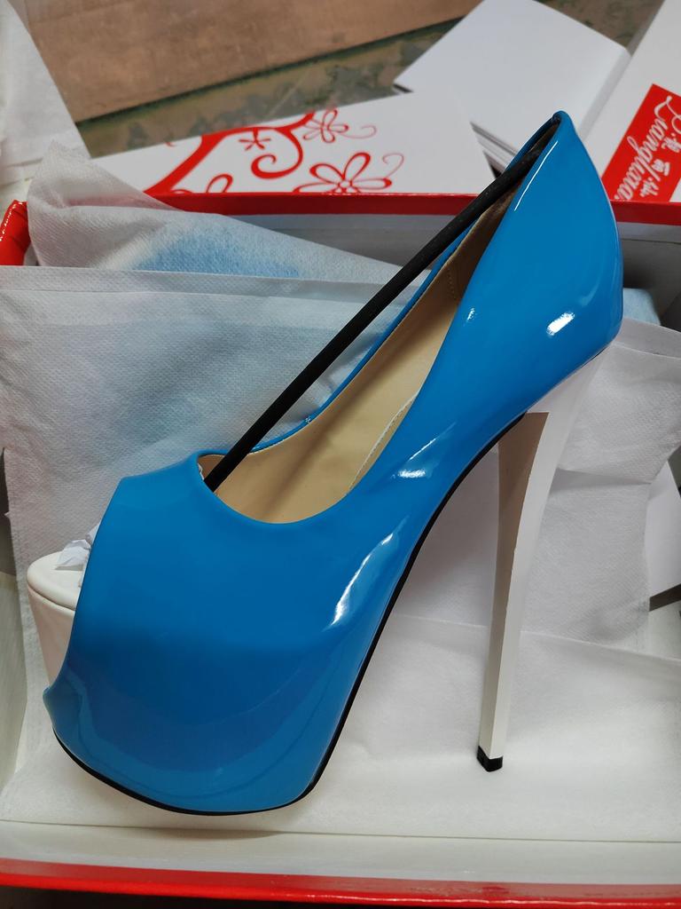 2026 новый цвет сочетание внешняя высота тонкий каблук 19 см конфетный цвет лакированная кожа рыбий рот большой размер женская обувь ненависть небо высокие каблуки