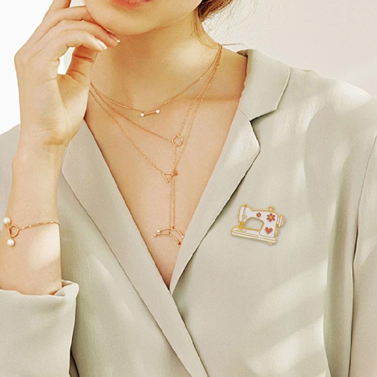 Мультяшная брошь в виде швейной машинки, конструкция из цинкового сплава, модное украшение, аксессуар для надежного крепления