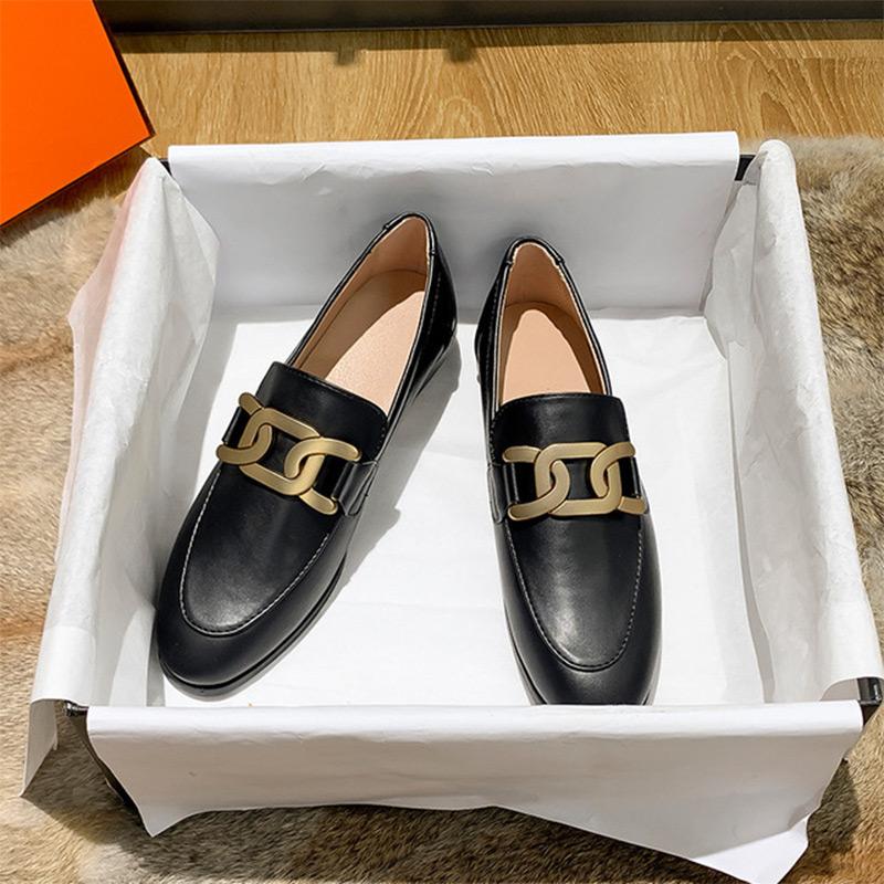 Женские туфли на плоской подошве. Женские модные лоферы без шнуровки. Металлическая цепочка с декором. Повседневная обувь-оксфорды на низком каблуке. Круглый носок. Высочайшее качество.