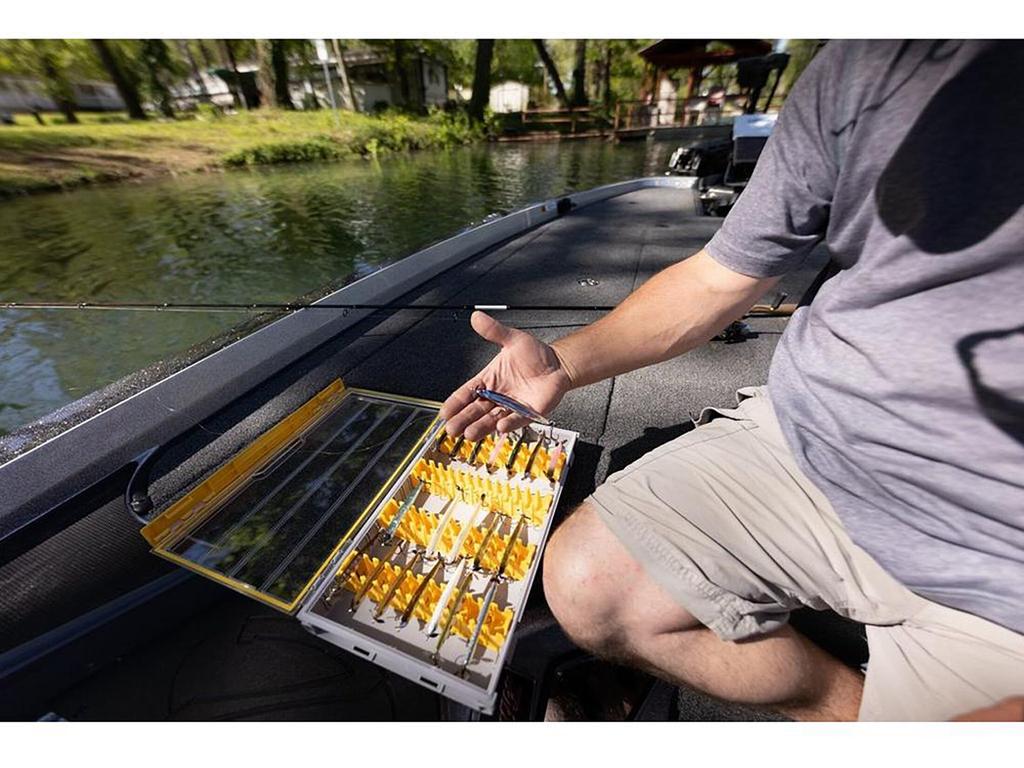 Plano Edge 3700 Вертикальная коробка для джиг-спинбейтов для хранения рыболовных снастей Серая и желтая Вмещает до 52 вертикальных приманок Защищенная от ржавчины Водонепроницаемая Коробка-органайзер для приманок & - - -