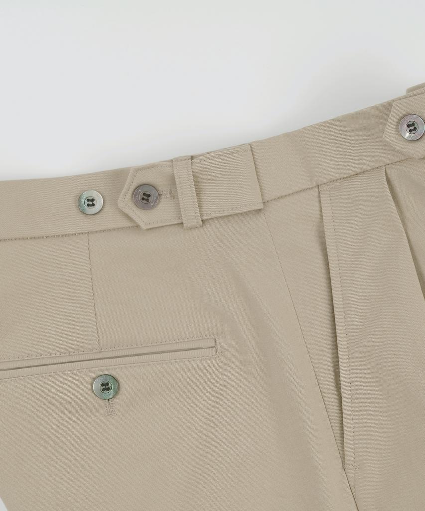 BELLIEF Основные хлопковые chino шорты с двумя складками (бежевый)