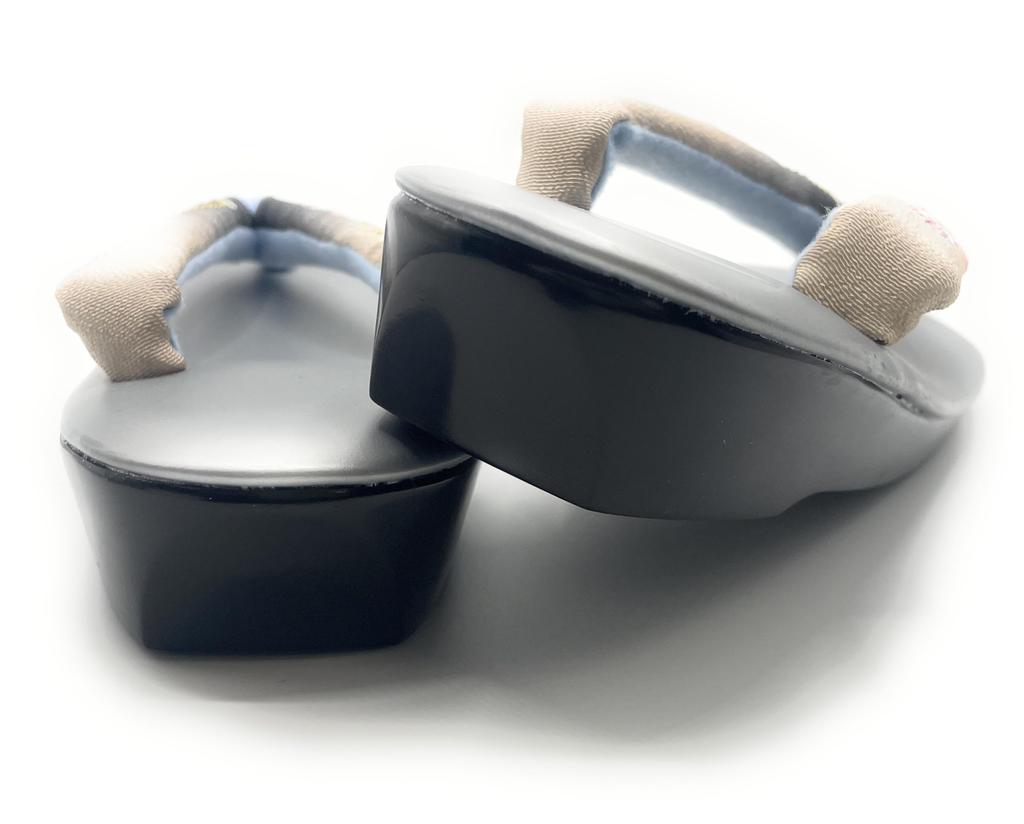 Сандалии-кимоно с вышитыми ремешками и уретановой подошвой, один размер подходит большинству кимоно [город Асакуса] [серый]