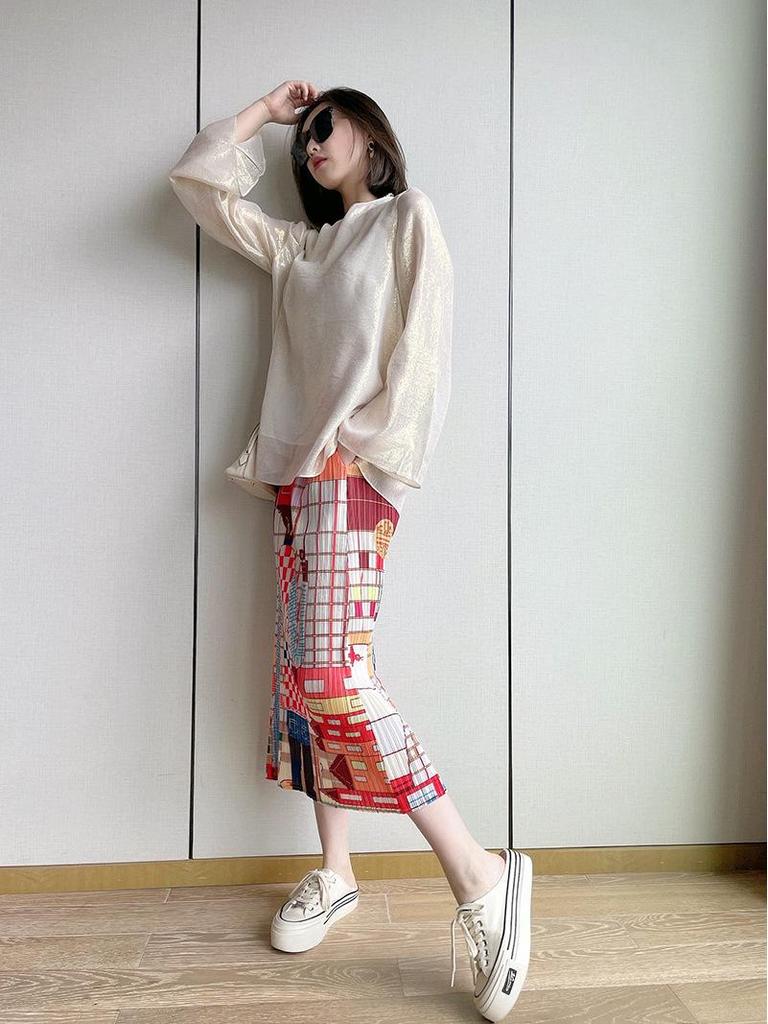 Юбка средней длины с плиссировкой и принтом в клетку с мультяшным персонажем Miyake и разрезом сзади