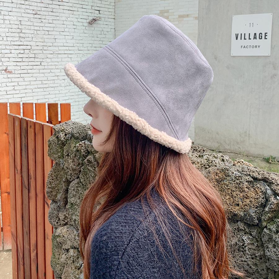 Осенне-зимняя женская рыбацкая шапка из замши и овечьей шерсти тонкая и универсальная, то же самое можно сказать и о теплой панаме.