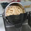 Накладное сито для кастрюль и сковородок Прочный пластиковый кухонный дуршлаг для пасты, мяса, овощей, фруктов Зажимной фильтр