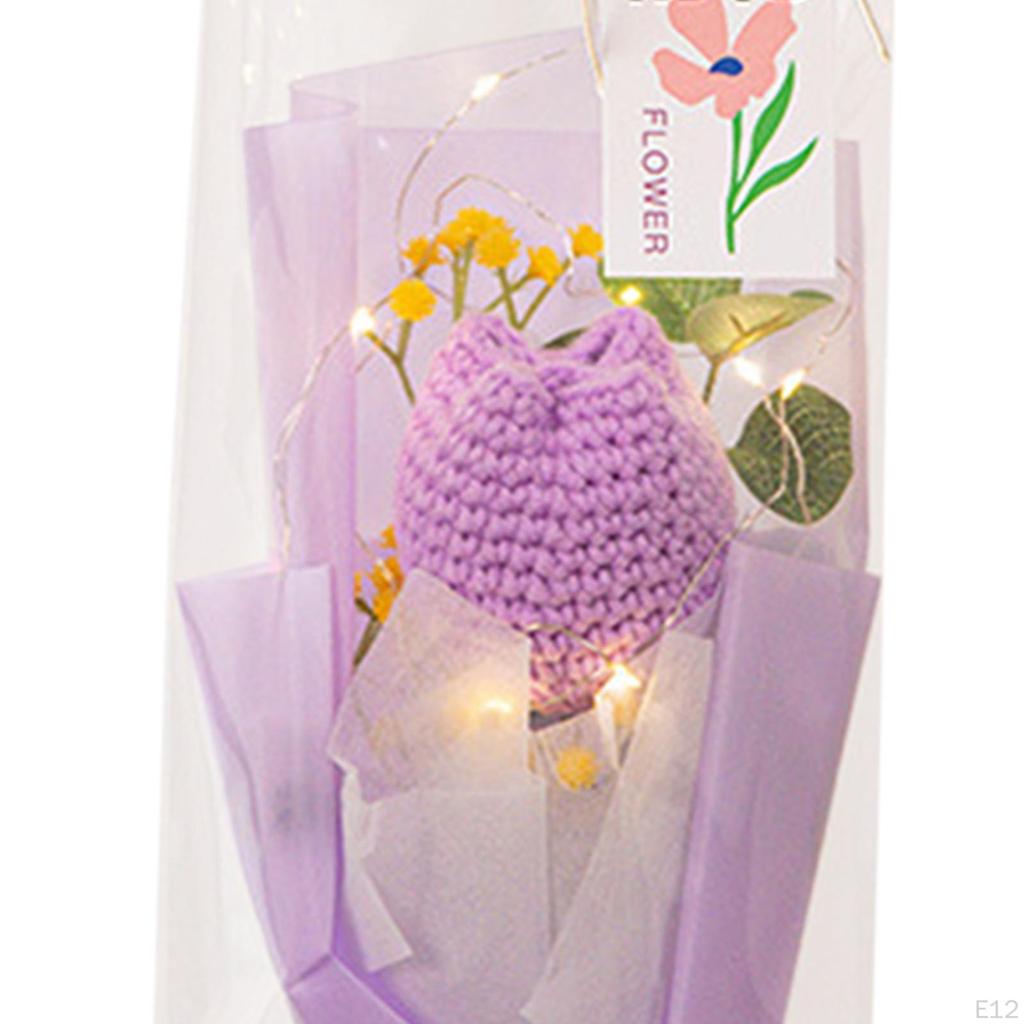 Завершенный букет тюльпанов крючком с легким искусственным декоративным украшением для центральной части стола