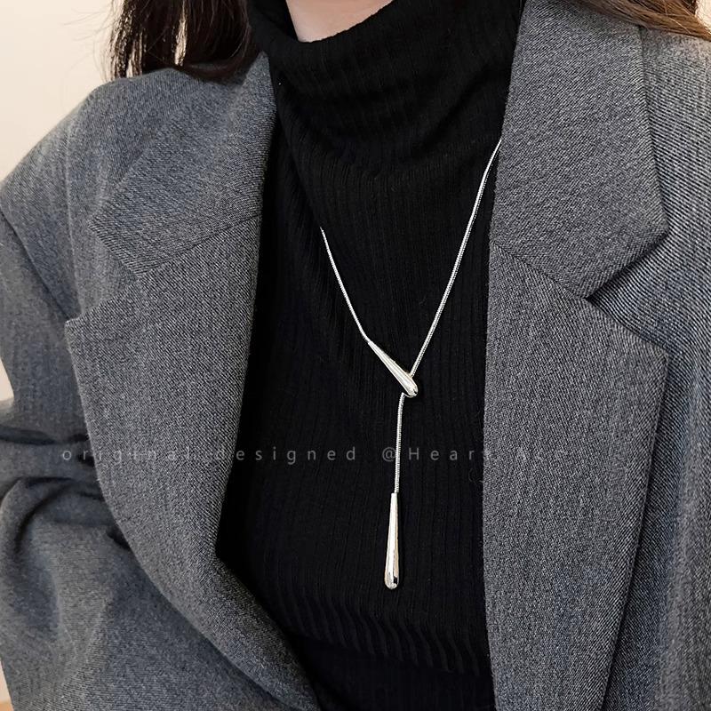 Minimalist Water Drop Necklace: Long Chain Clavicle Design for Women, Autumn/Winter 2024