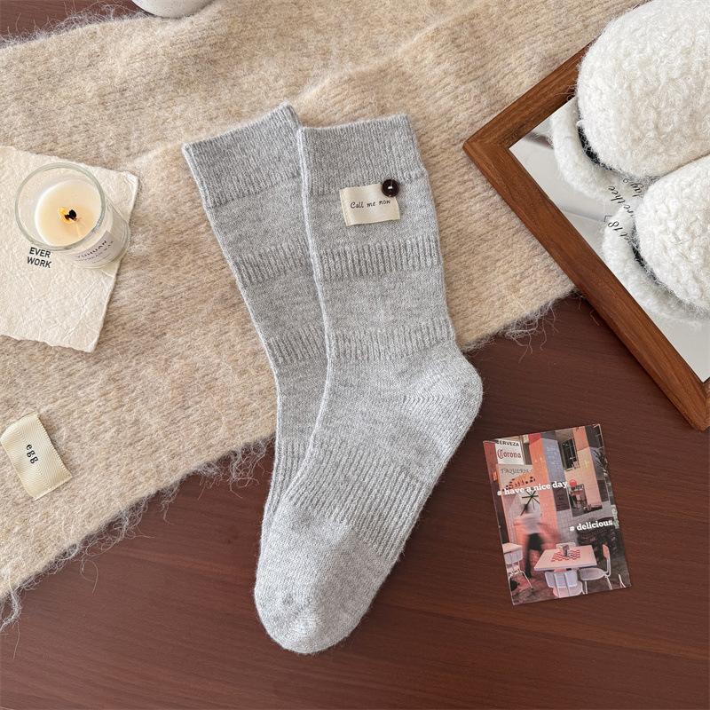 Женские шерстяные носки средней длины для зимы, утолщенная и теплая вязаная ткань, пуговица с этикеткой, однотонные, простые, с ворсом