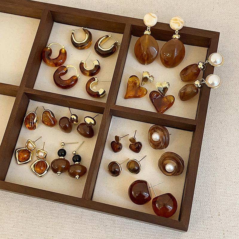 Изысканные серьги-пусеты из коричневой смолы Maelard для женщин: Высококлассные, модные и универсальные осенне-зимние аксессуары для ушей