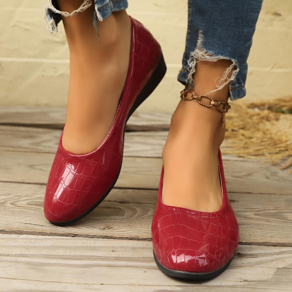 Fashion Large Size Casual Flat Bean Shoes 2025 New Round Toe Shoes for Women Soft Sole Outside To Wear Shallow Mouth Single Shoes Women