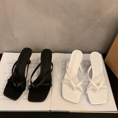 Французский темперамент щипок шлепанцы туфли феи носить 2025 новые летние сандалии сандалии на высоком каблуке