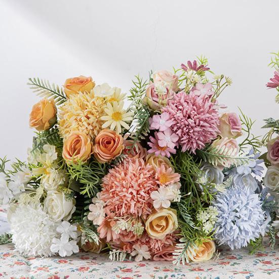 Практичный искусственный букет без полива. Яркий цвет создает атмосферу.