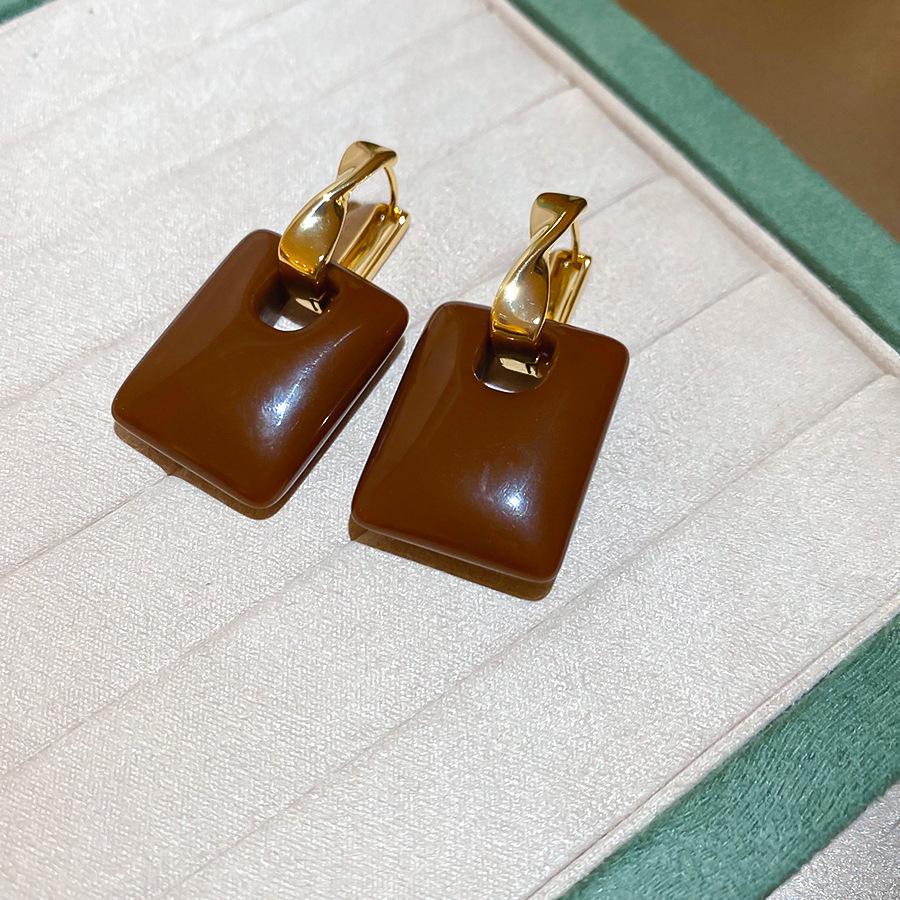 Silver Needle Geometric Stud Earrings: Retro, Light Luxury, Versatile Fashion, Elegant Accessories.