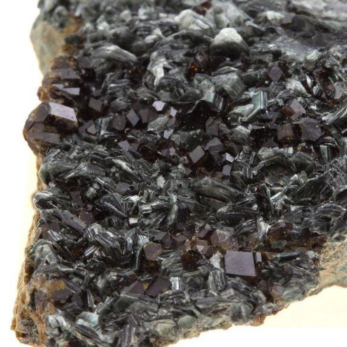 Pierres et Minéraux. Vesuvianite. 100.0 ct. Bellecombe, Val d'Aoste, Italie.