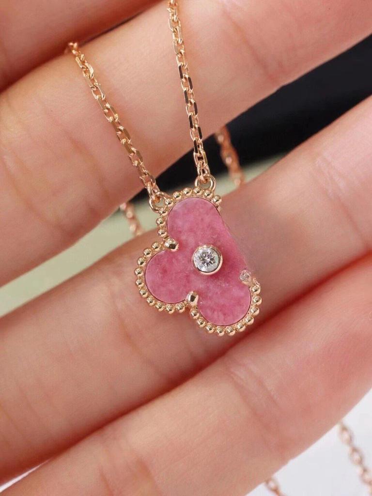 V Gold Four-Leaf Clover Necklace: 18K Gold-Plated, White Mother-of-Pearl & Rose Gold Pendant, Elegant Women's Accessory.