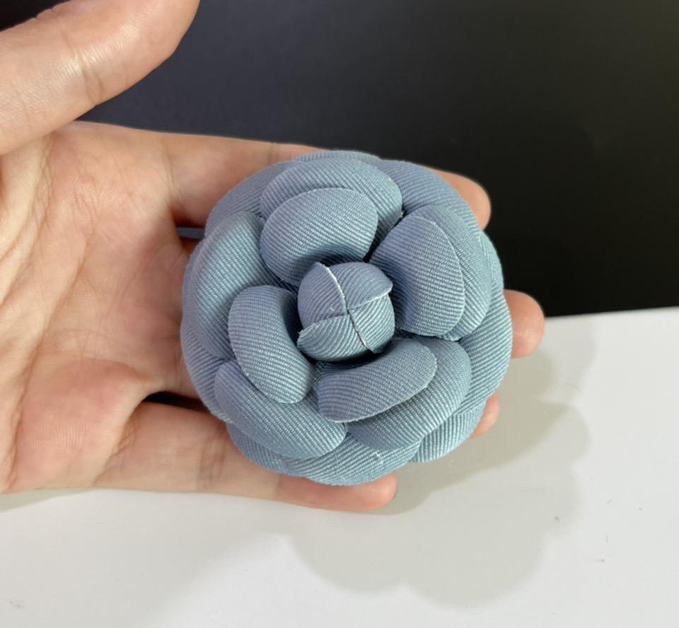 High-End 6.6cm Pu Leather Camellia Children's Fashionable Multi-Color Brooch Pins Small Fragrant Flower Brooch for Anniversary