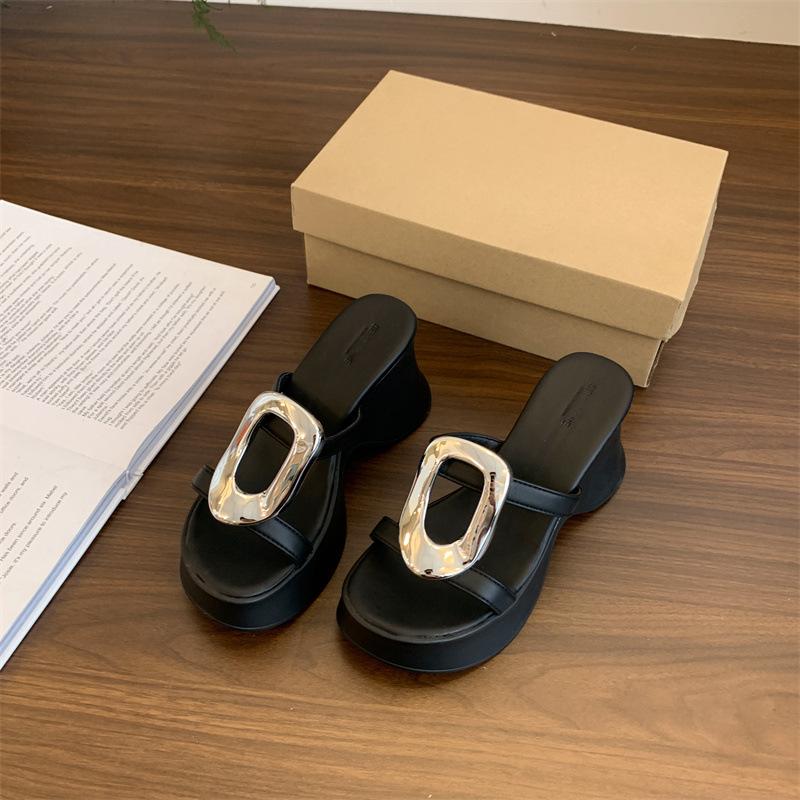 Модные темпераментные шлепанцы на толстой подошве, с квадратным носком, металлическим декором, крутые, на высоком каблуке, для женщин, для ношения летом 2025 года