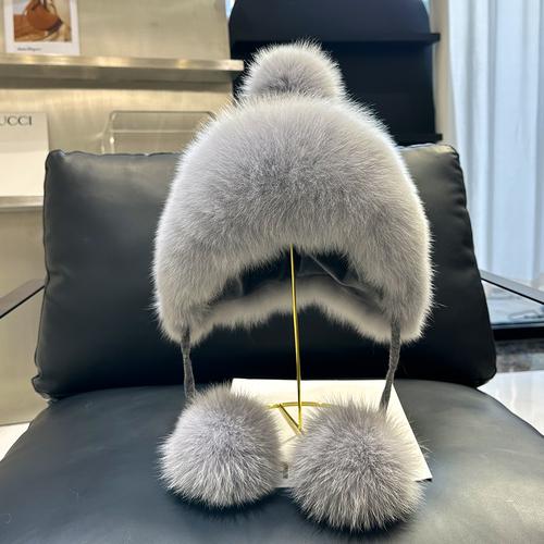 Теплая и мягкая вязаная шапка с натуральным лисьим мехом, защитой для ушей и шариком с помпоном.